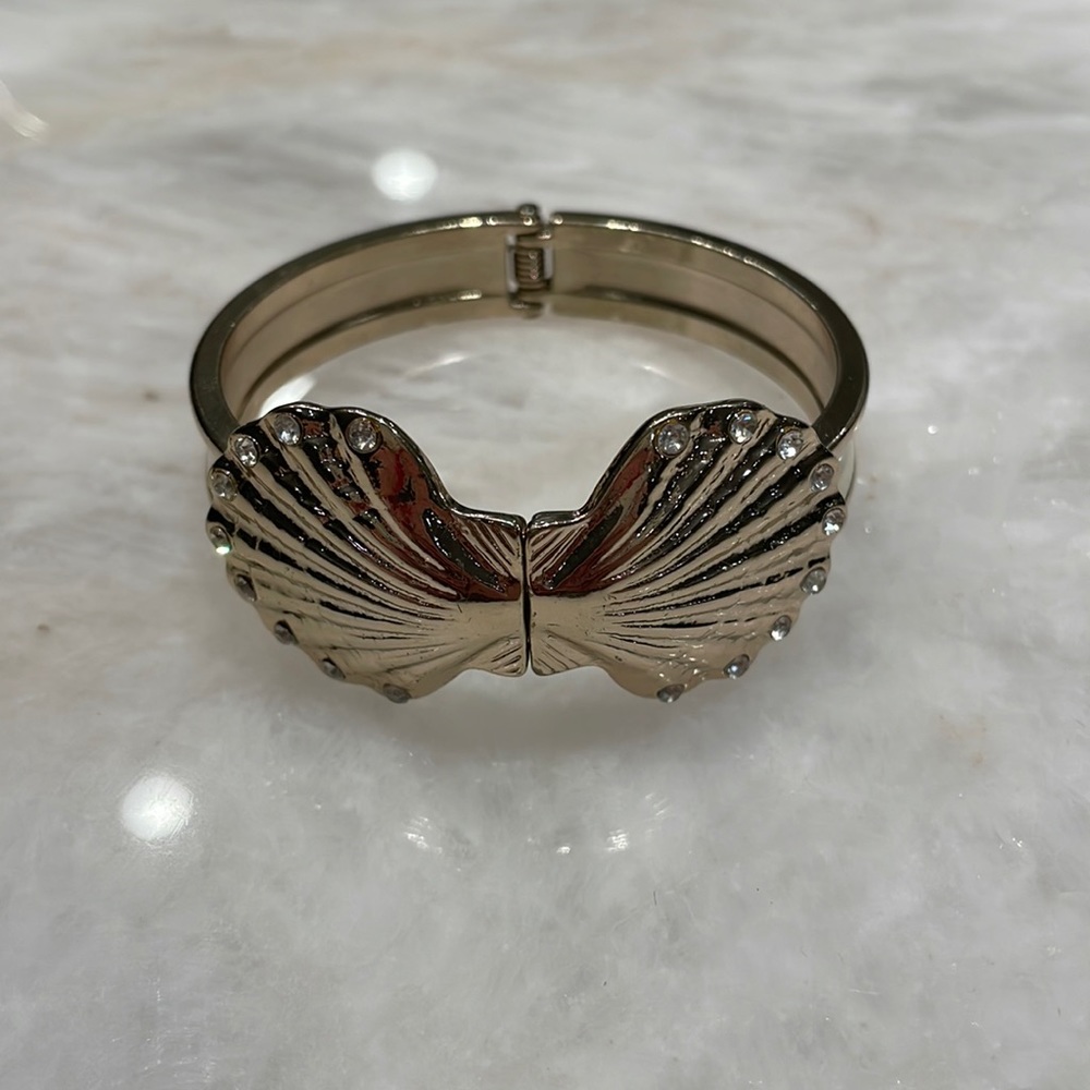 Boutique gold and cream shell clasp bracelet
